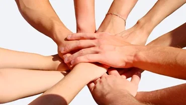 Manos unidas en colaboración