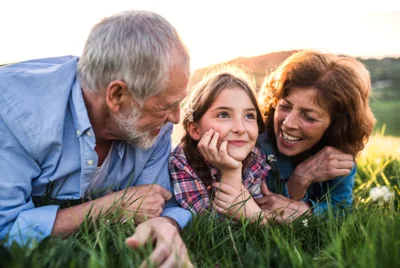 Tres generaciones compartiendo un momento en familia